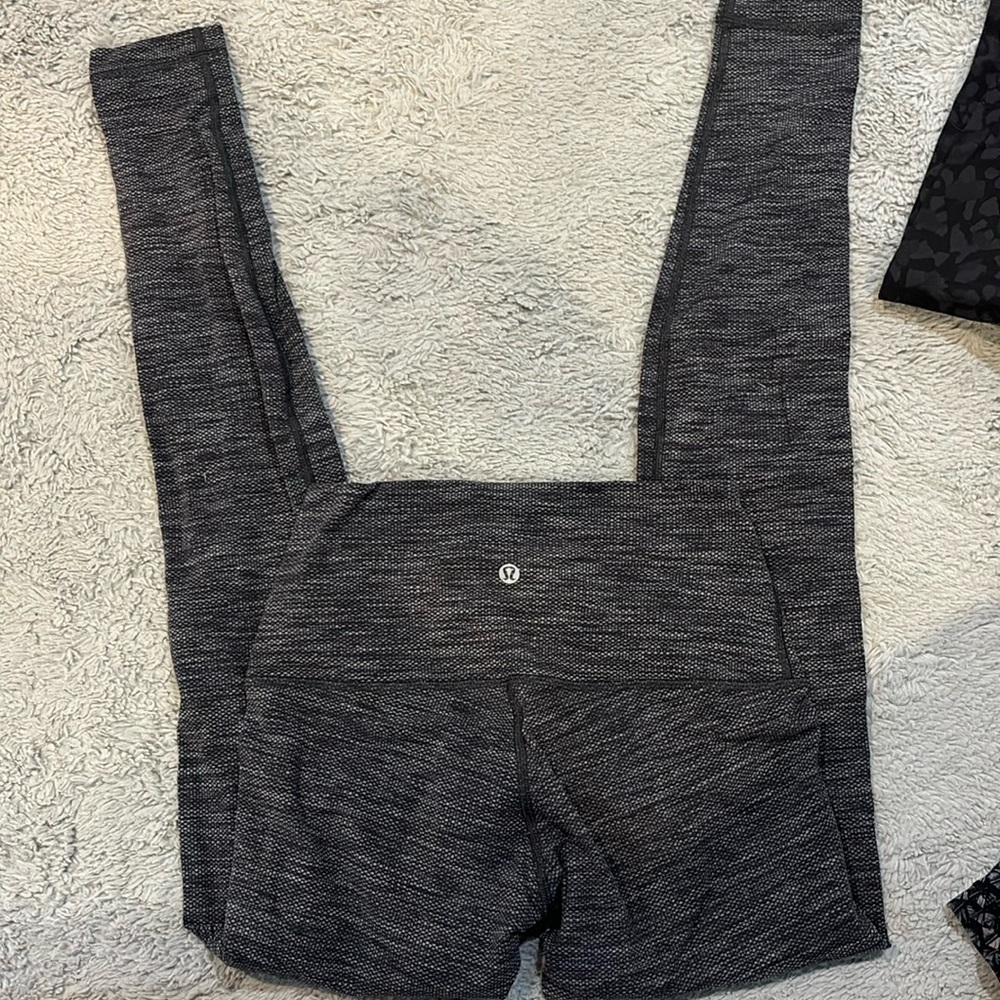Heathered grey lulu leggings